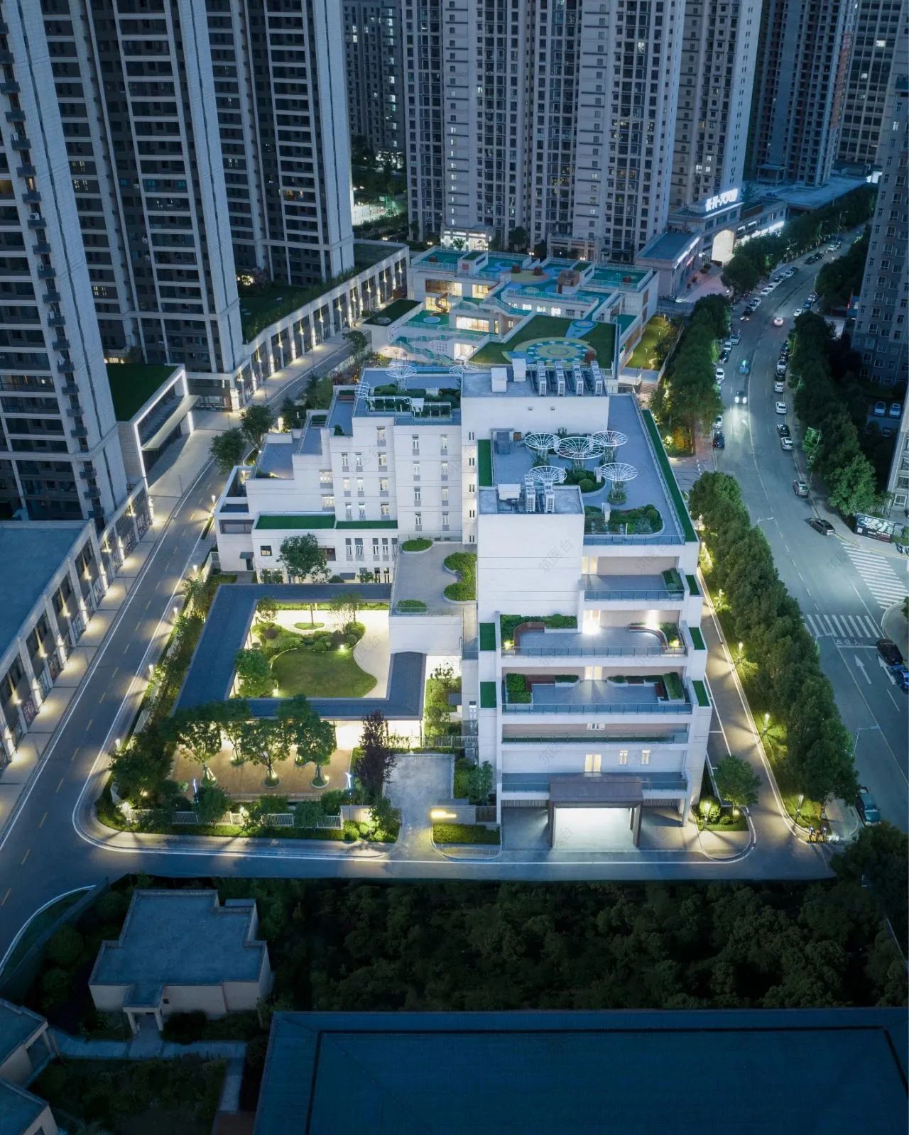 L型建筑围合的景观庭院