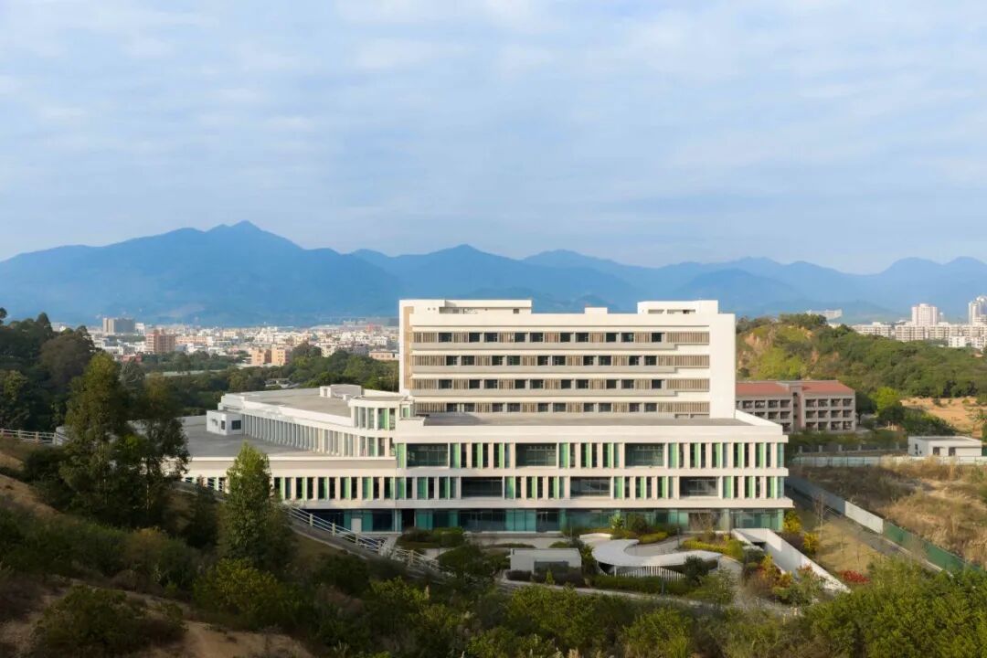 东莞康华医疗清溪分院一期：隐山·引风·茵林，岭南山地康养医疗范本